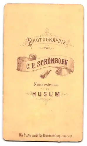 Fotografie C. F. Schönborn, Husum, Norderstr., Portrait junge Dame im Kleid mit hochgestecktem geflochtenem Zopf
