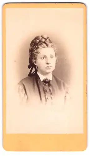 Fotografie Otto Wigand, Zeitz, Stephanstr. 45, Portrait junge Frau im Kleid mit hochgestecktem Zopf