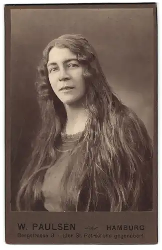 Fotografie W. Paulsen, Hamburg, Bergstr. 3, Portrait Dame mit langen welligen Haaren