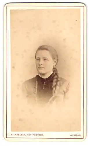 Fotografie C. Michaelsen, Wismar, Lübschestr. 34, Portrait junge Frau im Kleid mit geflochtenem Zopf
