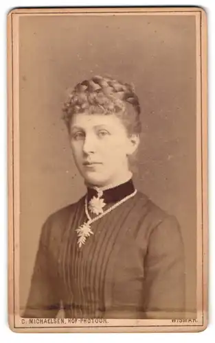 Fotografie C. Michaelsen, Wismar, Krämerstr. 19, Portrait junge Frau im Biedermeierkleid mit geflochtenem Haar