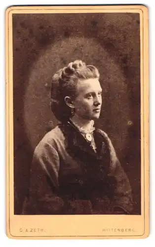 Fotografie G. A. Zeth, Wittenberg, Jüden-Str. 351, Portrait junge Frau mit zurückgebundenen Haaren