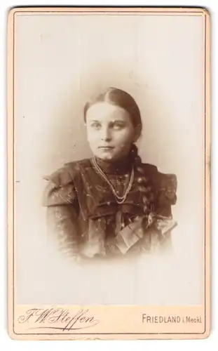 Fotografie F. W. Steffen, Friedland i. Meckl., Portrait junges Mädchen im Kleid mit langem Zopf