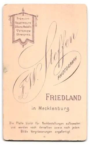 Fotografie F. W. Steffen, Friedland i. Meckl., Portrait junges Mädchen im Kleid mit langem Zopf