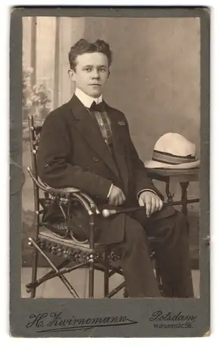Fotografie H. Zwirnemann, Potsdam, Waisenstr. 56, Portrait junger Mann im Anzug mit Flanierstock und Sommerhut