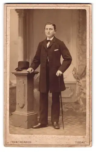 Fotografie Franz Heinrich, Torgau, Schlossstr. 476, Portrait Herr im Anzug mit Flanierstock und Hut