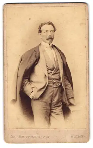 Fotografie Carl Borntraeger, Wiesbaden, Portrait Herr im hellen Anzug mit Mantel über den Schultern, 1868