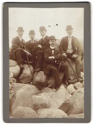 Fotografie unbekannter Fotograf und Ort, Portrait fünf Herren in feinen Anzügen mit Melone und Flanierstock, Dandy