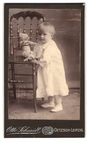 Fotografie Otto Schmidt, Leipzig, Portrait kleines Mädchen Elfriede im Nachthemd mit ihrem Teddybär