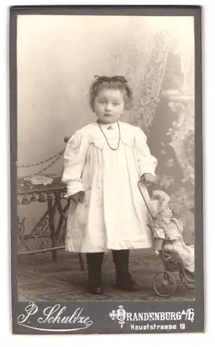 Fotografie P. Schultze, Brandenburg a. H., Hauptstr. 19, Portrait niedliches Mädchen im Kleid mit Puppe im Puppenwagen