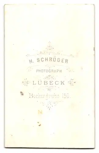 Fotografie H. Schröder, Lübeck, Beckergrube 150, Portrait zwei kleine Kinder mit ihrer Puppe im Atelier