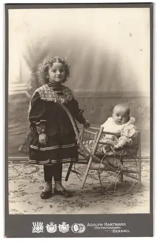 Fotografie Adolph Hartmann, Dessau, Mädchen mit Locken samt Geschwister Kind im Kinderwagen