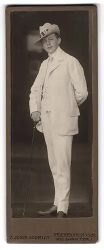 Fotografie A. Josef Schmidt, Reichenbach i. Schl., Portrait adrett gekleideter junger Mann im weissen Anzug, Dandy