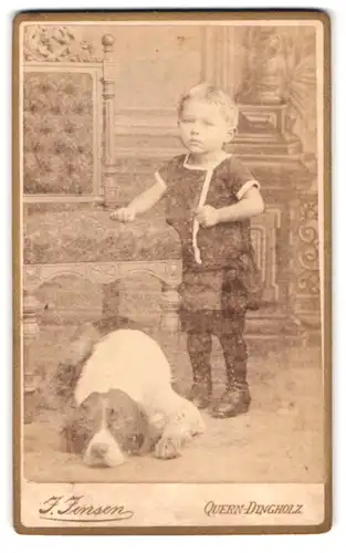 Fotografie J. Jensen, Quern-Dingholz, Portrait kleines Kind mit grossem Hund im Atelier