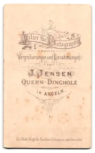 Fotografie J. Jensen, Quern-Dingholz, Portrait kleines Kind mit grossem Hund im Atelier