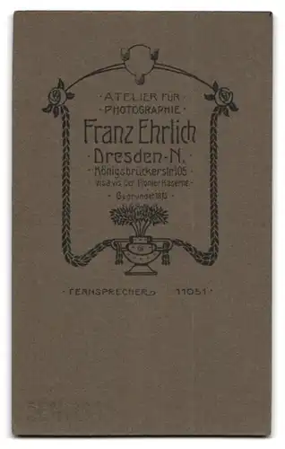 Fotografie Atelier Ehrlich, Dresden, Portrait Kleinkind im Kleidchen mit Teddybär auf dem Schoss