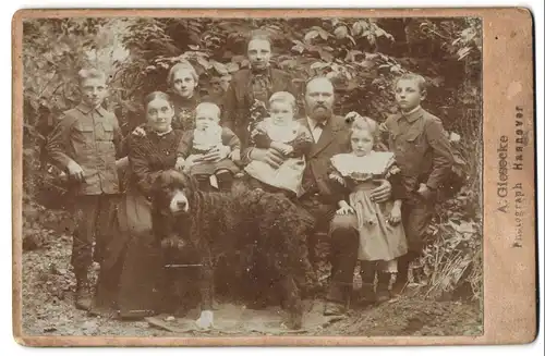 Fotografie A. Giesecke, Hannover, Portrait Familie mit Kindern und dem grossen Hund im Garten