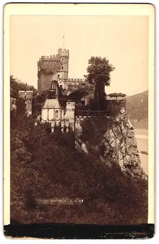 Fotografie unbekannter Fotograf, Ansicht Trechtingshausen, Blick auf die Burg Rheinstein