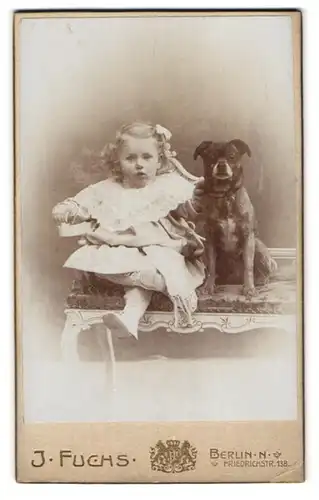 Fotografie J. Fuchs, Berlin, Friedrichstr. 138, Ansicht kleines Mädchen im Kleid mit ihrem Hund auf einer Bank sitzend