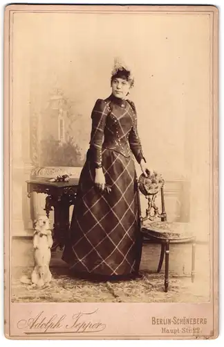 Fotografie Adolph Tepper, Berlin, Haupt-Str. 22, Ansicht junge Frau im taillierten Kleid mit Hund in Hab Acht Stellung