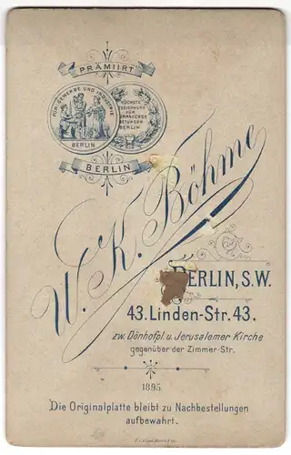 Fotografie W. K. Böhme, Berlin, Linden-Str. 43, Herr im Anzug mit seiner Dogge zu Füssen