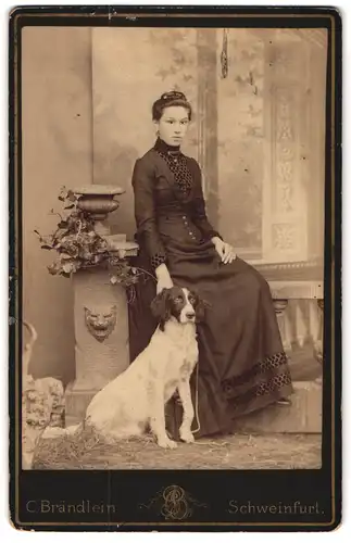 Fotografie C. Brändlein, Schweinfurt, Portrait junge Frau im Biedermeierkleid mit weissem Hund im Atelier