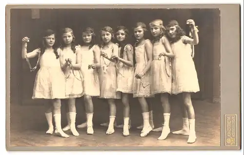 Fotografie A. Wertheim, Berlin, Rosenthalerstr., Portrait Ballerinen Gruppe junger Mädchen beim Tanze