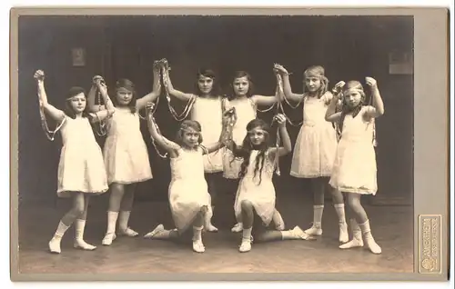 Fotografie A. Wertheim, Berlin, Rosenthalerstr., Mädchen als Ballerinas in weissen Kleidern mit Jugendstil Frisuren