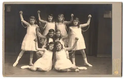 Fotografie A. Wertheim, Berlin, Rosenthalerstr., 8 Mädchen als Ballerinas in weissen Kleidern mit Jugendstil Frisur