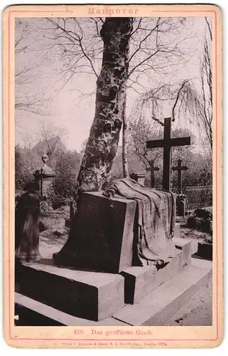 Fotografie Römmler & Jonas, Dresden, Ansicht Hannover, Das geöffnete Grab auf dem Friedhof
