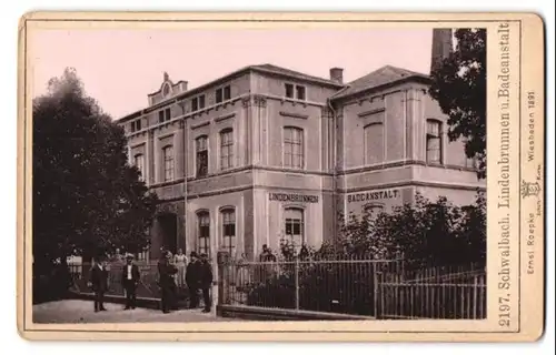 Fotografie Ernst Roepke, Wiesbaden, Ansicht Bad Schwalbach, Kurgäste am Lindenbrunnen und Badeanstalt