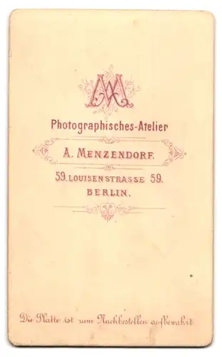 Fotografie A. Menzendorf, Berlin, Louisenstr. 59, Portrait Dame im Samtkleid mit einer Ziether auf dem Tisch