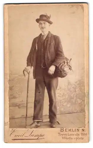 Fotografie Emil Lampe, Berlin, Tresckowstr. 20a, Portrait junger Mann auf der Walz mit Stock und Hut