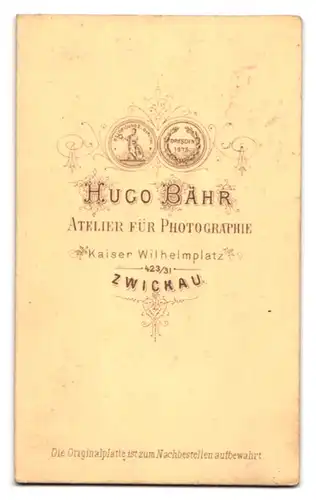 Fotografie Hugo Bähr, Zwickau, Kaiser Wilhelmplatz, Portrait junger Mann im Anzug mit Bierkrug und Pfeife im Atelier