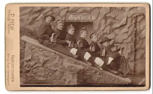 Fotografie P. Ney, Berchtesgaden, Besucher als Bergleute in einer Studiokulisse
