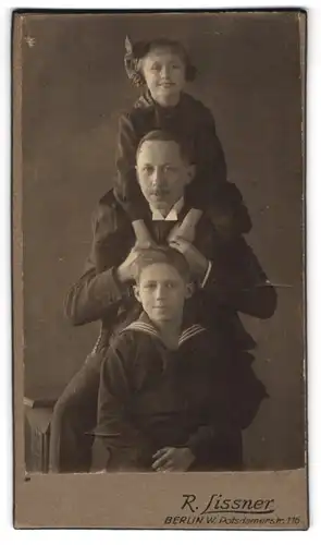 Fotografie R. Lissner, Berlin, Potsdamerstr. 116, Portrait Vater mit seinen beiden Kindern posiert im Atelier
