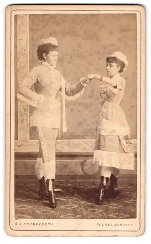 Fotografie C. J. Frankforth, Wilhelmshaven, Portrait Mutter und Tochter in Kostümen beim Tanze zum Fasching