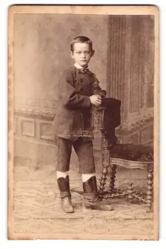 Fotografie H. Mehlert, Itzehoe, Breitestr. 14, Portrait junger Knabe im Gründerzeit Anzug mit Lederstiefeln