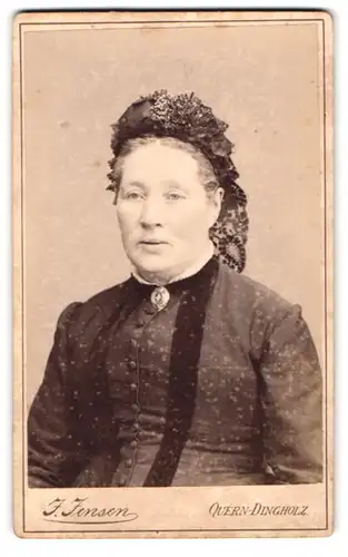Fotografie J. Jensen, Quern-Dingholz, Portrait ältere Dame im Gründerzeitkleid mit Kopfschmuck