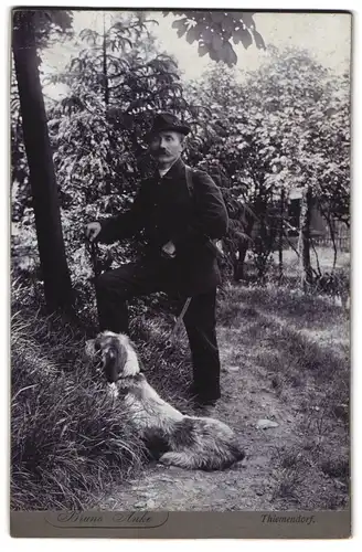 Fotografie Bruno Anke, Thiemendorf, Jäger mit seinem Jagdhund der auf Lauer liegt