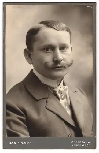 Fotografie Max Fischer, Dresden, Moritzstr. 8, Portrait Herr im Anzug mit Moustache und Krawatte