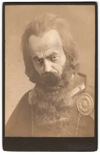 Fotografie Max Kiby, Königsberg i. Pr., Theaterstr. 8, Portrait Schauspieler in Kostüm zum Stück Götterdämmerung