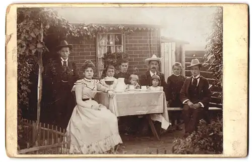 Fotografie unbekannter Fotograf und Ort, Familie in ihren Datsche / Kleingarten mit Berliner Weisse auf dem Tisch