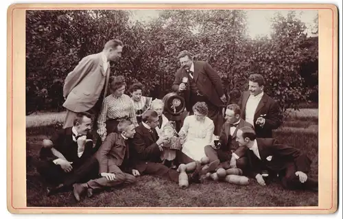 Fotografie unbekannter Fotograf und Ort, illustrer Kegelclub trinken Schultheiss aus dem Fass mit Gartenzwerg, 1901