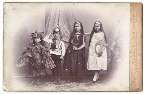 Fotografie Achill de Veer, Berlin, Friedrichstr. 247, Kinder zum Fasching als Kürassier des Garde-du-Corp und Allegorie