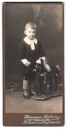 Fotografie Hermann Böbers, Berlin, Saalestr. 1, Portrait kleiner Knabe im Anzug mit Schaukelpferd, 1925