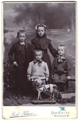 Fotografie Paul Klaus, Chemnitz, Reitbahnstr. 18, Portrait vier Kinder mit Schaukelpferd auf Rollen