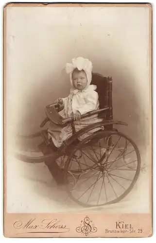 Fotografie Max Schoss, Kiel, Brunswiker-Str. 29, Portrait Kleinkind im Kleidchen sitzt im Kinderwagen