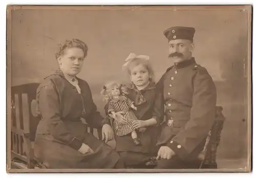 Fotografie unbekannter Fotograf und Ort, Portrait Soldat in Uniform Rgt. 20 mit Tochter und ihrer Puppe im Arm