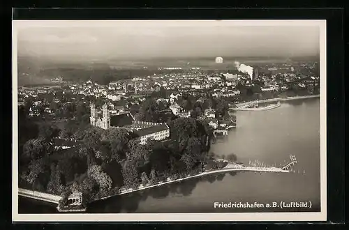 AK Friedrichshafen /Bodensee, Fliegeraufnahme vom Ort und Umgebung, Schloss